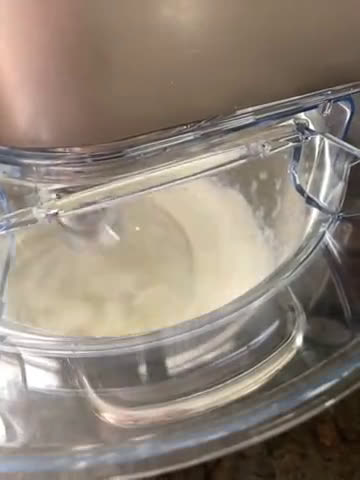 Fehér csokis mascarpone krémmel és eperrel töltött torta recept fázis 7 fotója