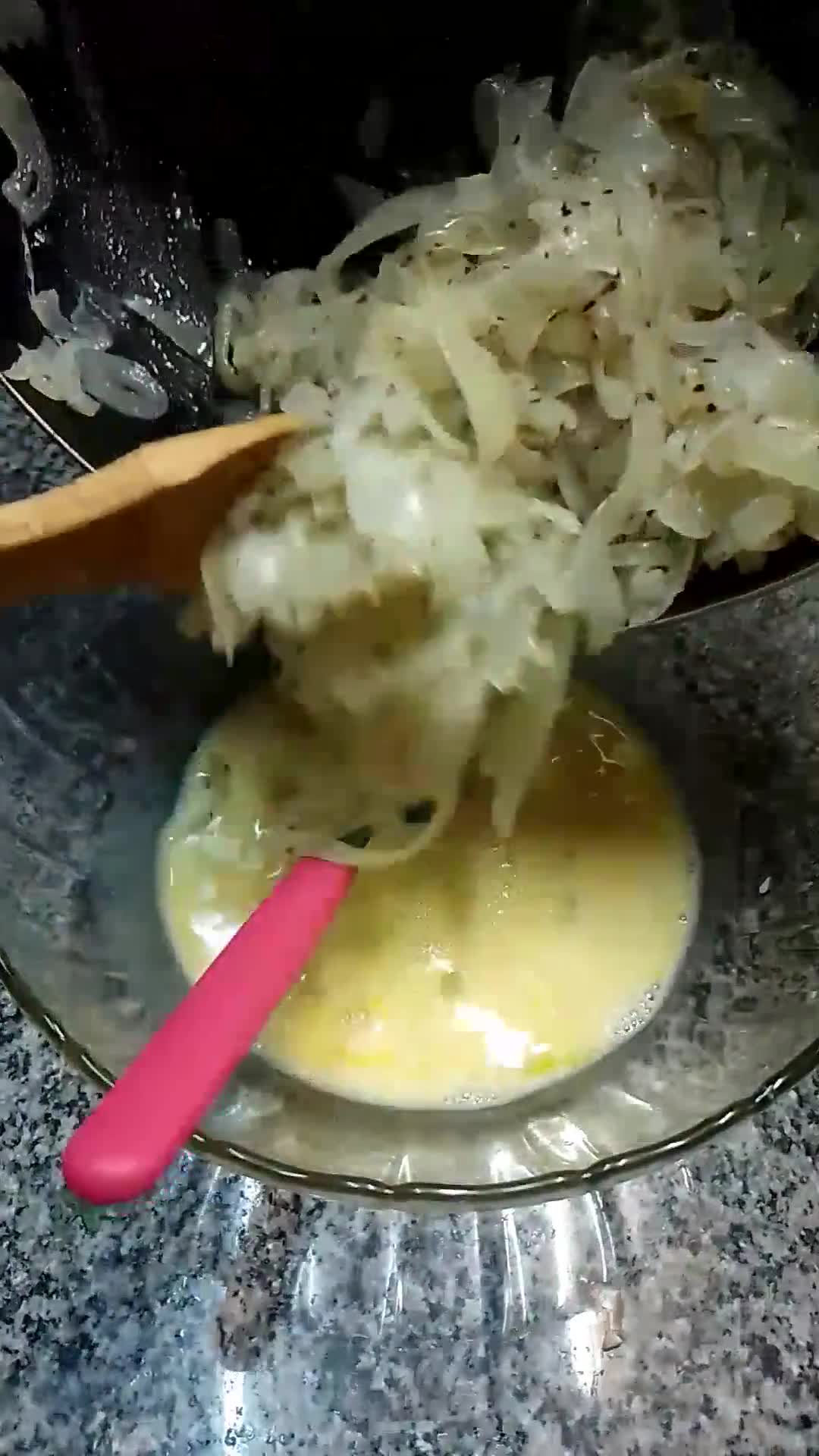 Foto del paso 3 de la receta: Tarta de cebolla y queso 🧅 🧀