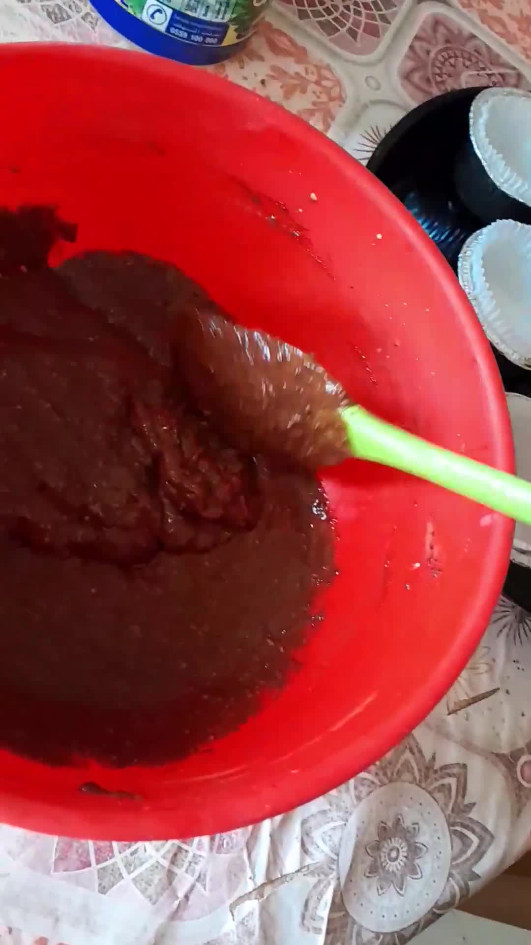 صورة لخطوة 3 من وصفة مادلان صحي بفرينة القمح الكامل 🌾🇩🇿بذوق الشوكولا الغني🍫