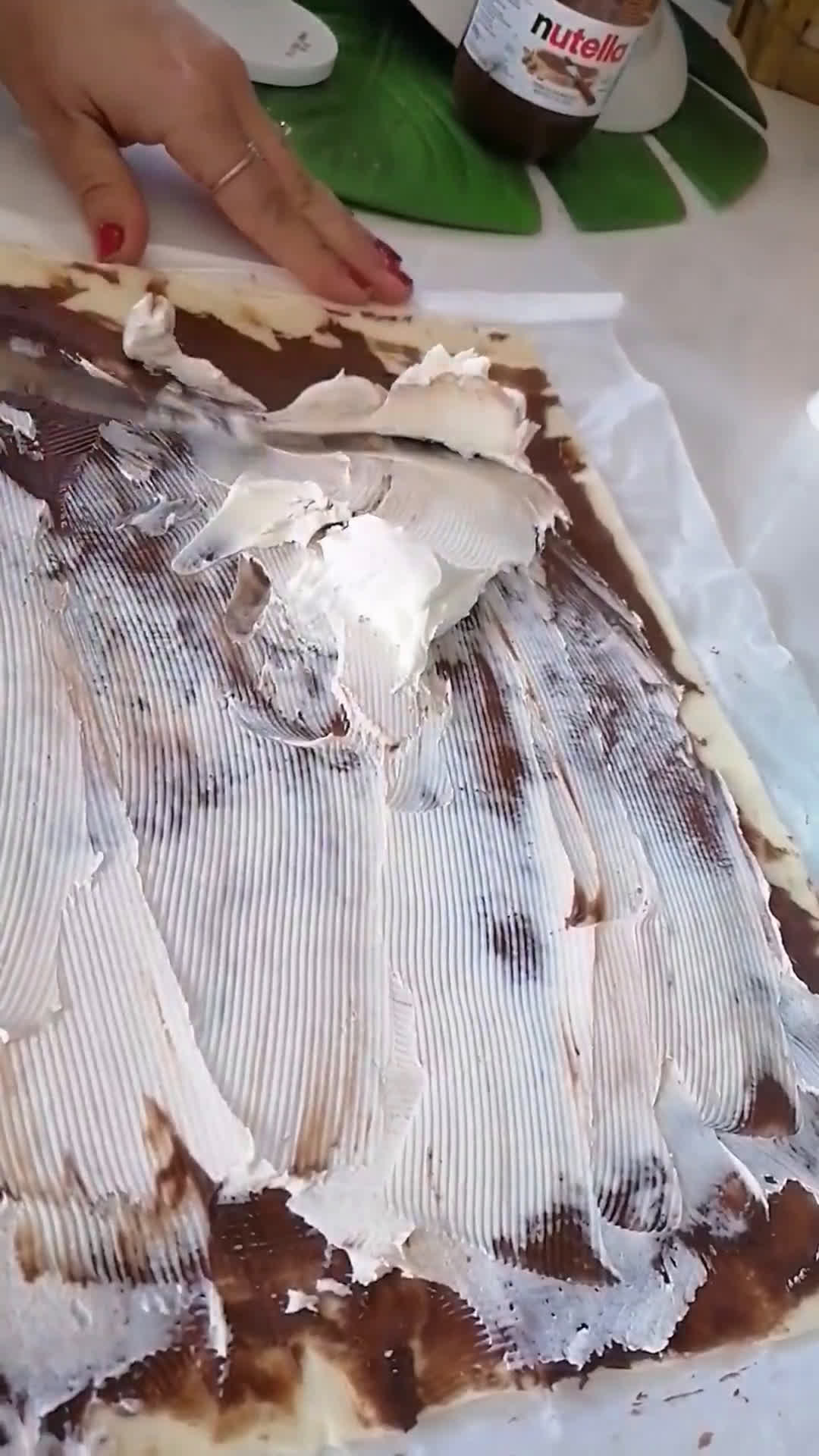Foto del passaggio 1 della ricetta Rotelline di sfoglia alla Nutella e mascarpone ❤️🤍💚