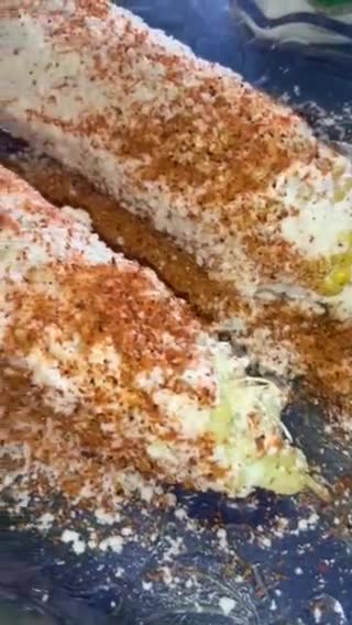 Foto del paso 4 de la receta: Elotes con Queso y Crema #lacoinadeconsuelo #saboraMexico