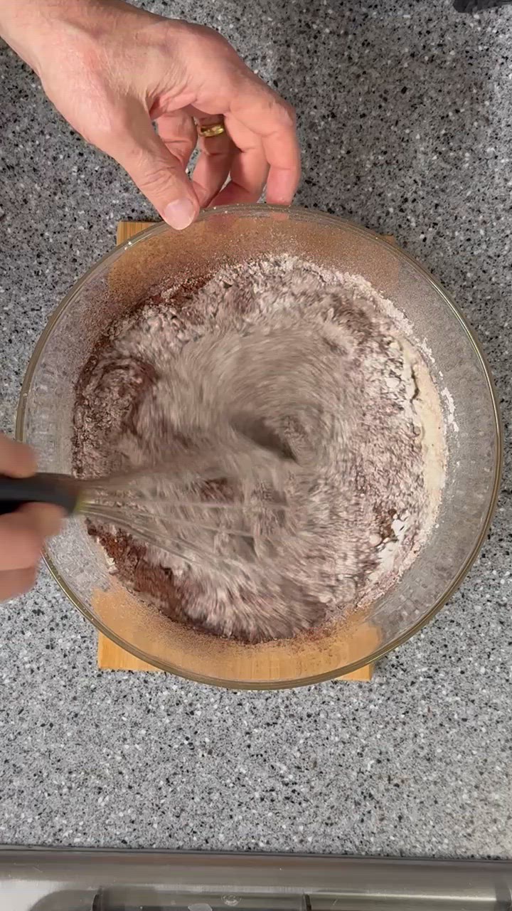 Foto del passaggio 2 della ricetta Mochi Oreo Chocolate Cake