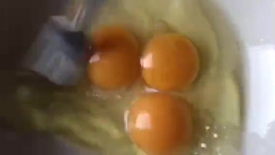 Foto del paso 4 de la receta: Para tapear: Tortilla de espárragos y ajos tiernos, con huevos de casa
