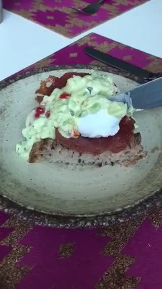 A picture of step 5 of Egg with Avocado 🥑.