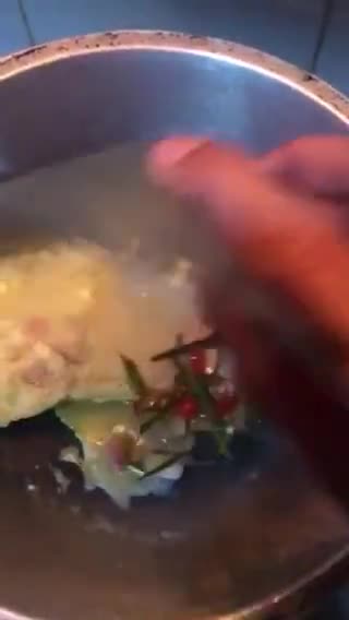 Foto langkah ke 4 dari resep Telur Dadar Daun Jeruk.