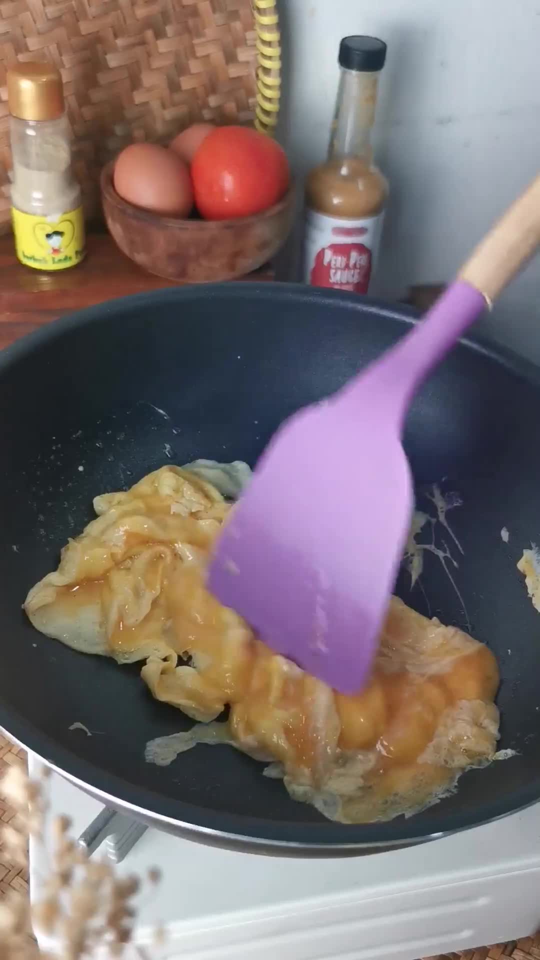 Gambar langkah 2 resipi Tomato egg stir fry.