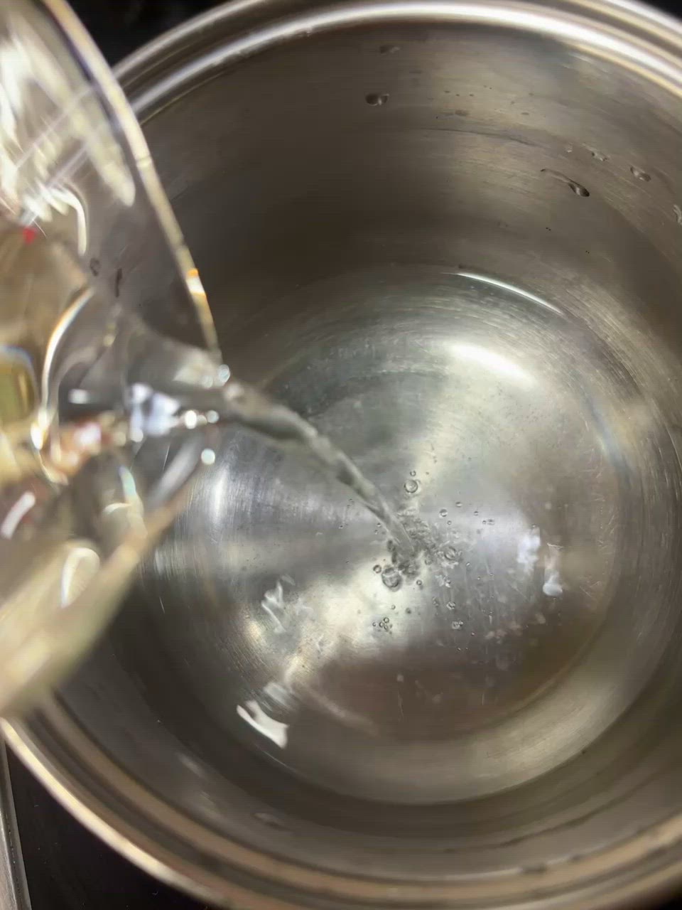 Foto del paso 2 de la receta Vasitos de Gelatina sabor Maracuyá con Uvas 🍇