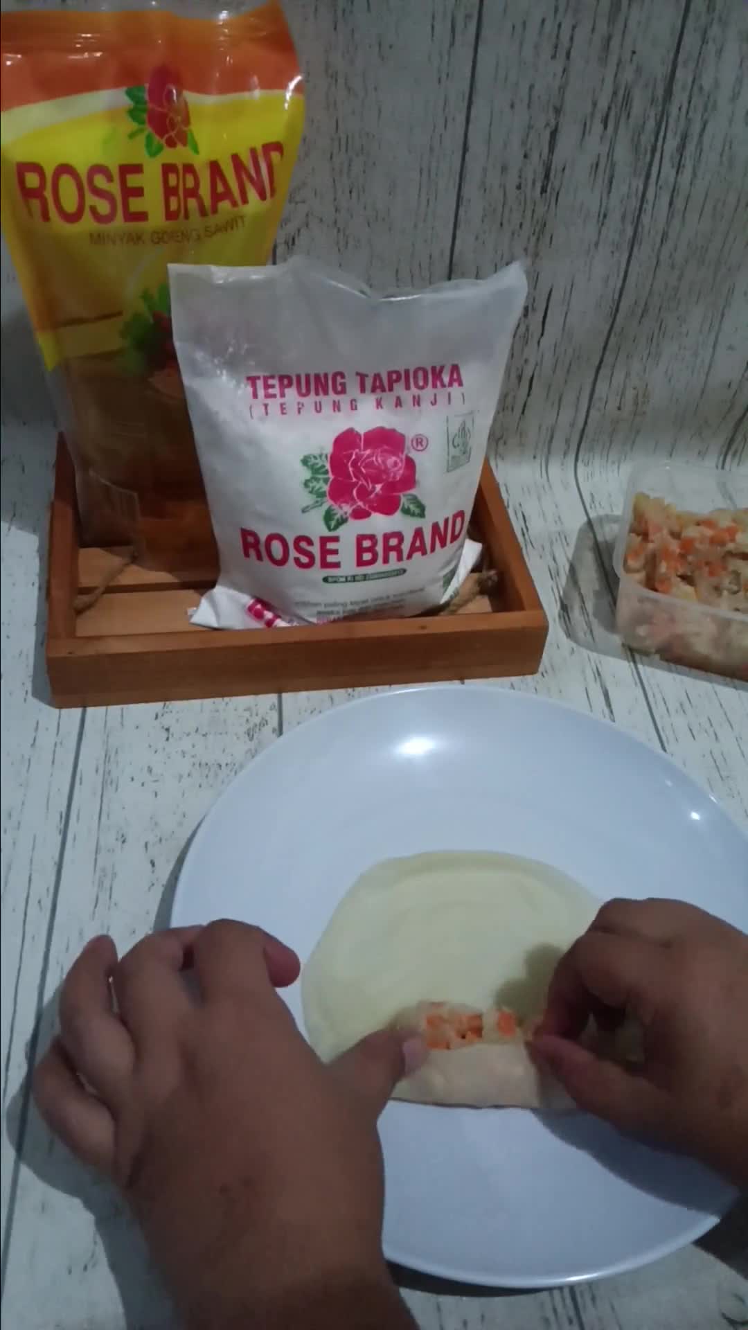 Foto langkah ke 9 dari resep Risoles rogout sayur lipat amplop dan segitiga.