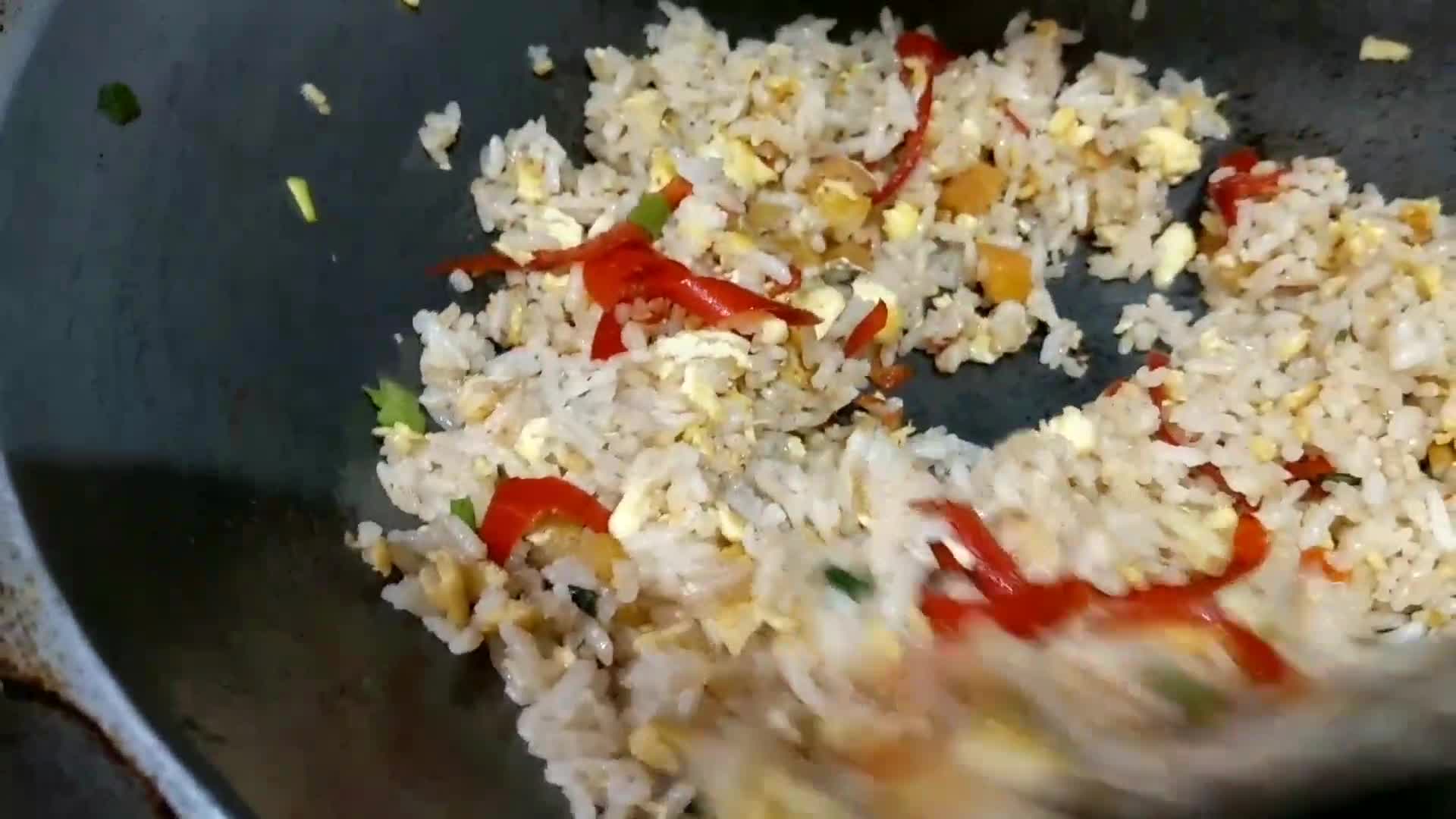 Foto langkah ke 2 dari resep Nasi goreng ikan asin.