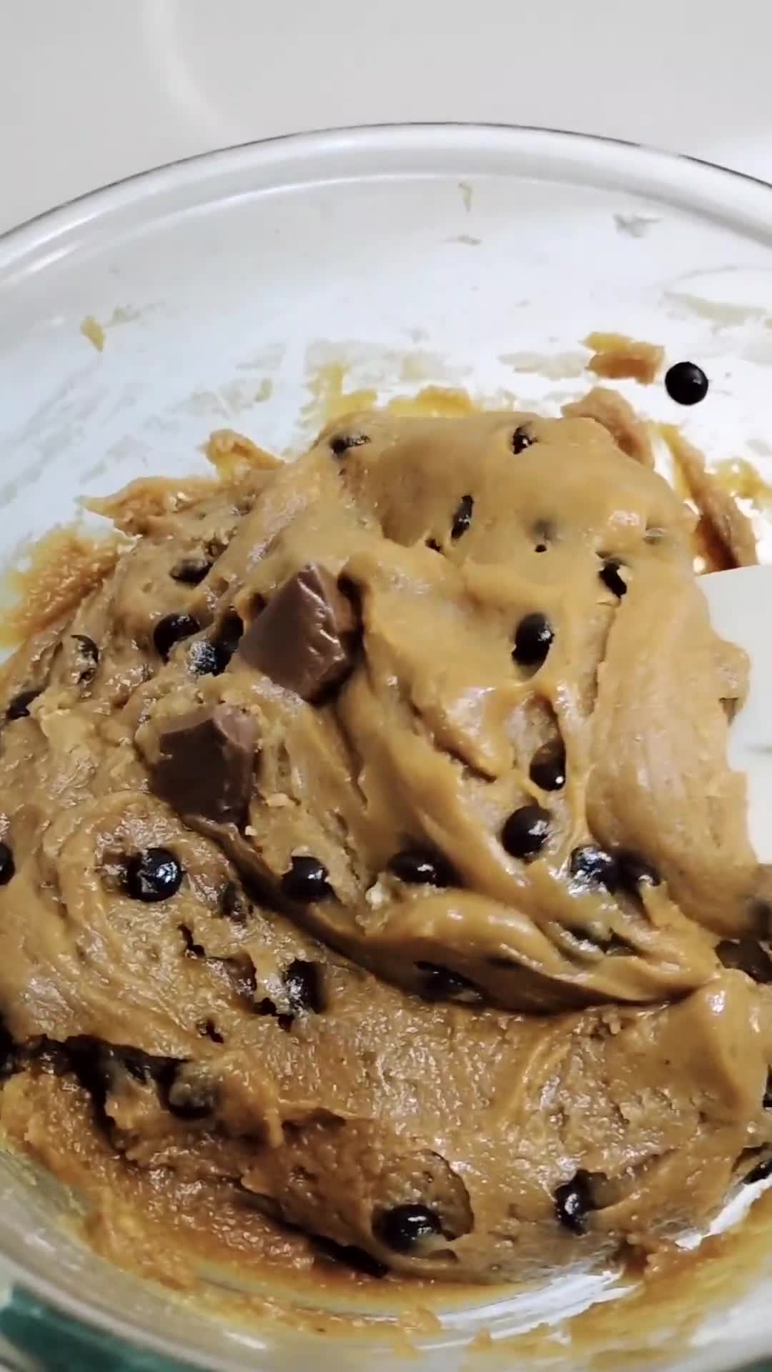 Foto langkah ke 4 dari resep Chewy Chocolate Chips Cookies.