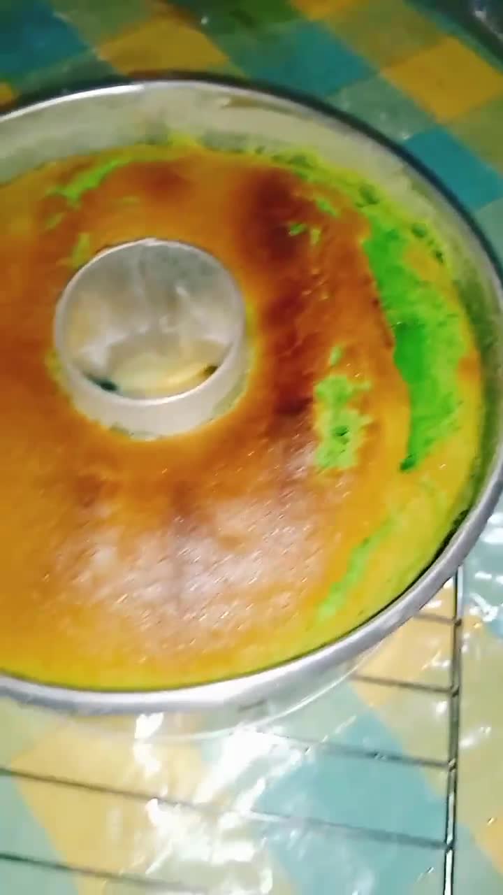 Foto langkah ke 6 dari resep Bolu pandan.