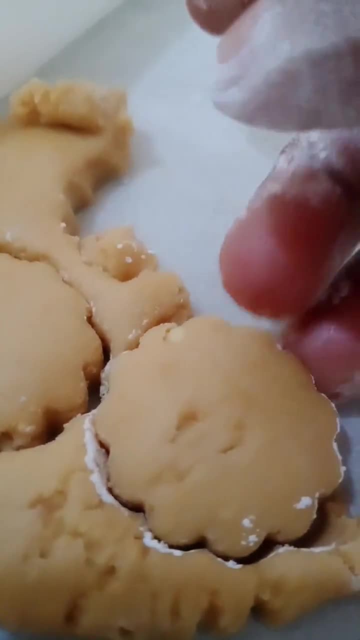 Gambar langkah 3 resipi Biskut Mazola / Biskut Kacang.