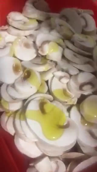 Foto del paso 2 de la receta: Empanada de salmón y champiñones, fácil y rápida