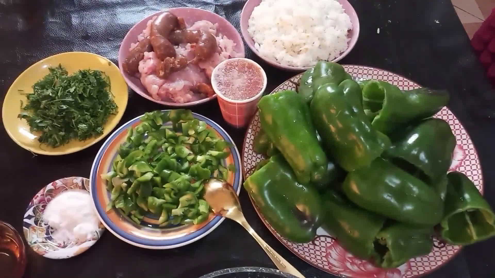 صورة لخطوة 1 من وصفة دولمة الفلفل الاخضر في الفرن (طرشي)