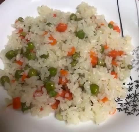 صورة لخطوة 3 من وصفة أرز (بالبسلة والجزر)