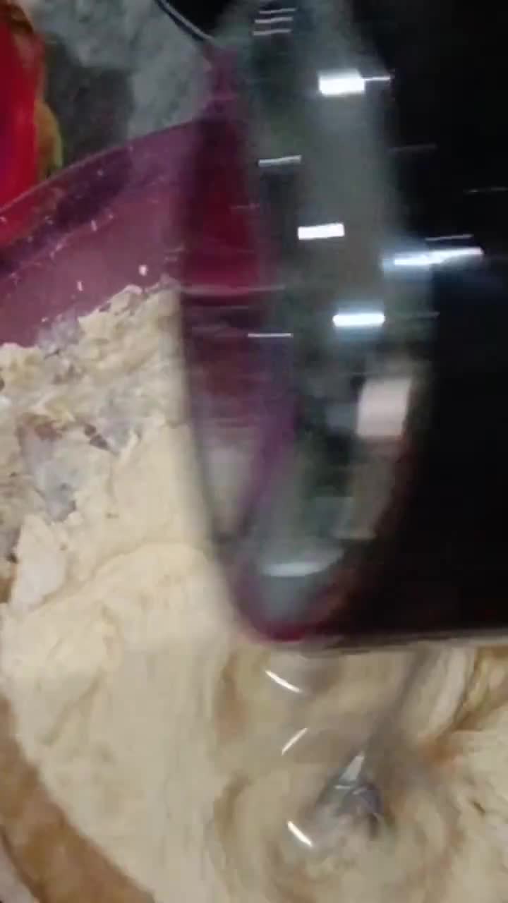 Foto langkah ke 2 dari resep Cake Buah Naga, Oleh-oleh Khas Batam.