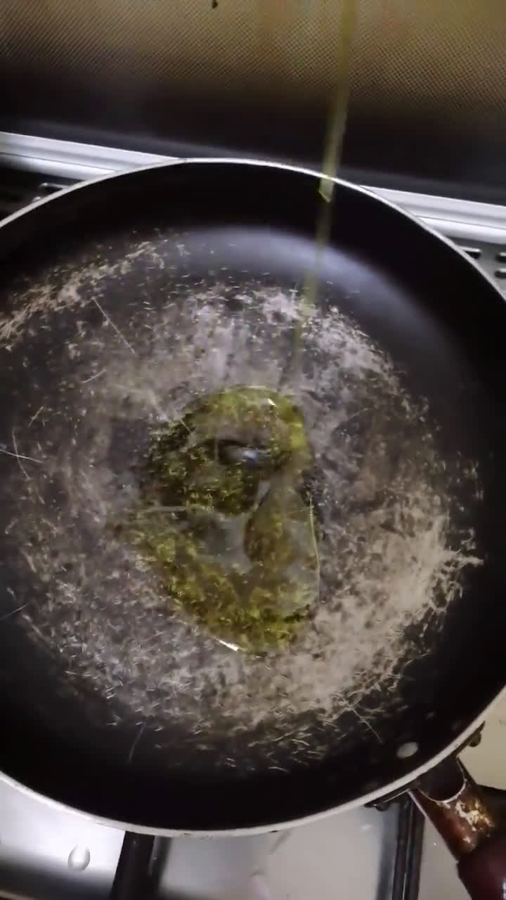 صورة لخطوة 1 من وصفة بيض بالسبانخ وزيت الزيتون🍳🌿