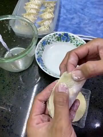 Gambar langkah 5 resipi Dumpling Ikan bersama Cendawan (Goreng dan Kukus).
