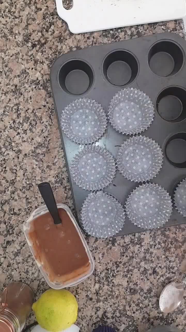 Foto del paso 5 de la receta: Magdalenas de chocolate y vainillas con arándanos 🫐🍫🧁