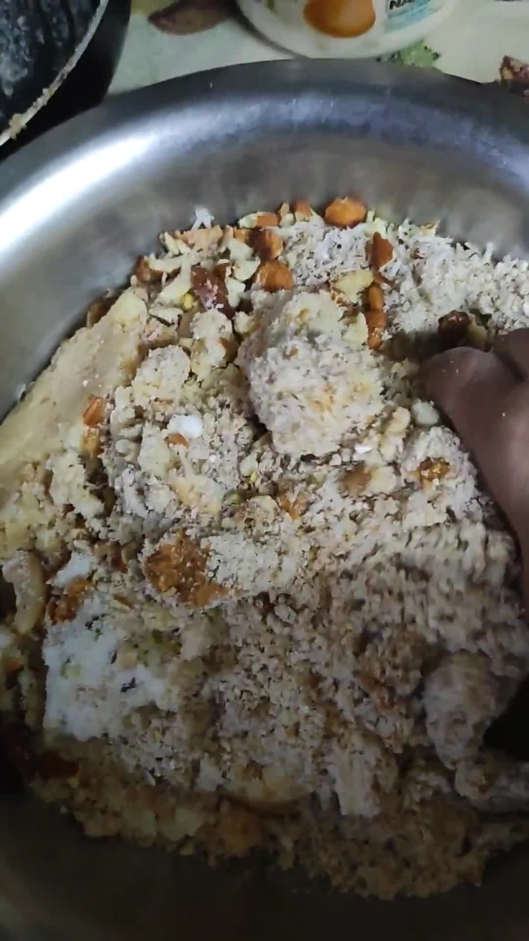 गोंद मक़्का आटा लङ्डू (Gond makka aata laddu recipe in Hindi) रेसिपी चरण 7 फोटो