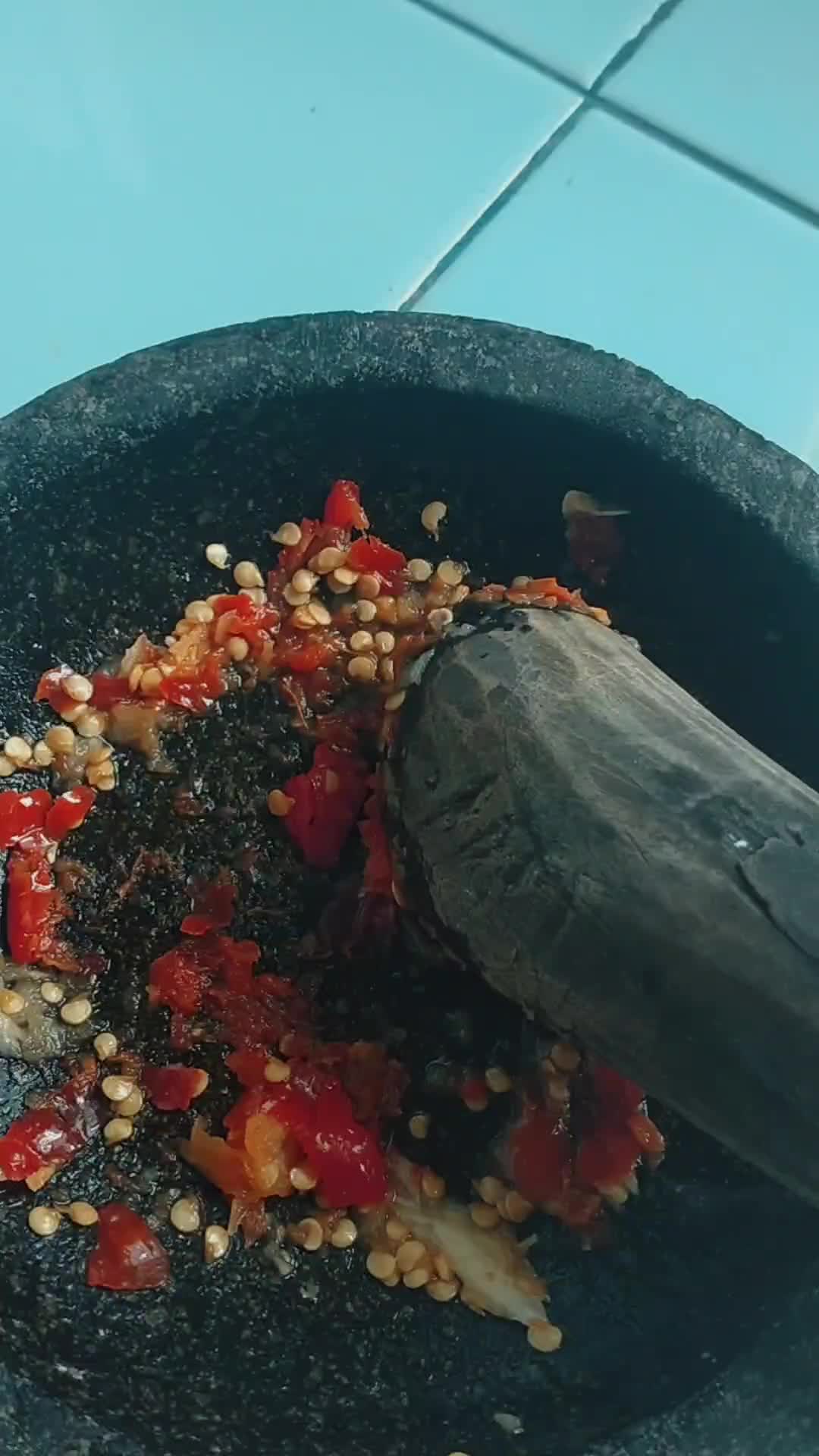 Foto langkah ke 6 dari resep Telur geprek ala anak kost.