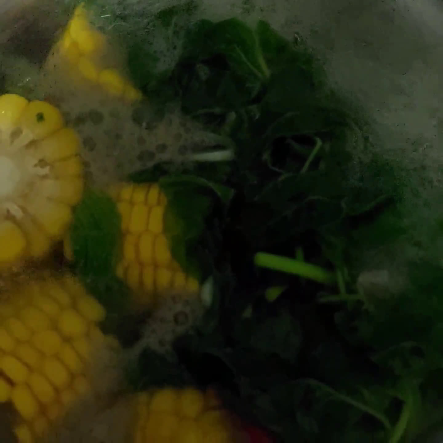 Foto langkah ke 3 dari resep Sayur Bening Bayam Jagung.