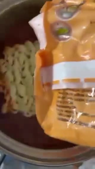 صورة لخطوة 2 من وصفة -اندومي باللبنه بنكهه ايطاليه 🍜🇮🇹!