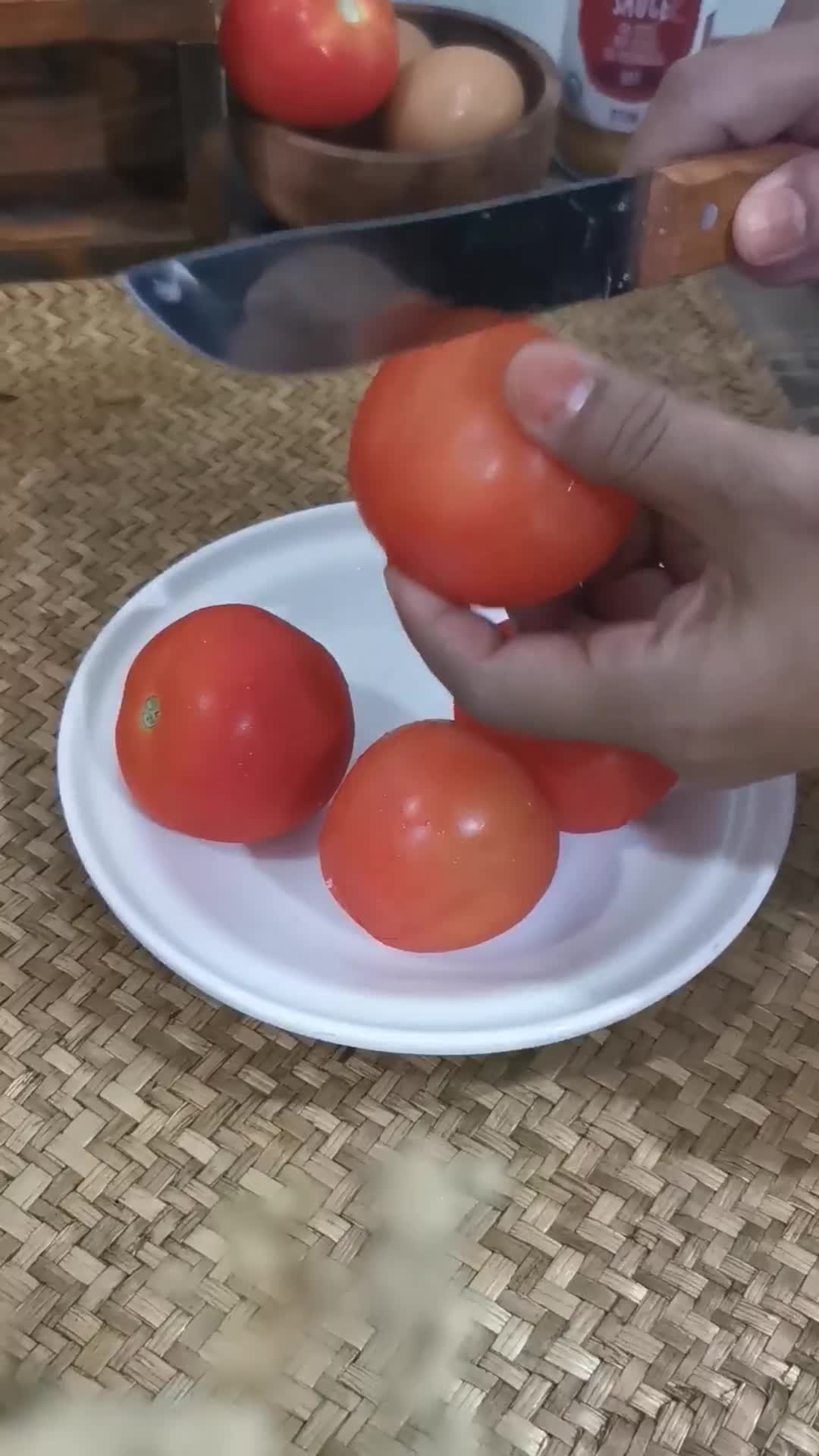 Gambar langkah 1 resipi Tomato egg stir fry.