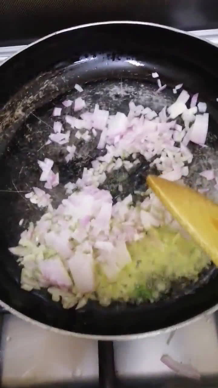 صورة لخطوة 1 من وصفة بيض بالسبانخ وزيت الزيتون🍳🌿
