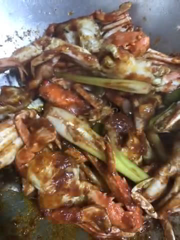 Gambar langkah 5 resipi Ketam Goreng Sambal.