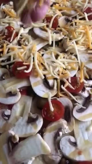 Foto del paso 3 de la receta: Pizza cuadrada con champiñones, cherrys, y 4 quesos