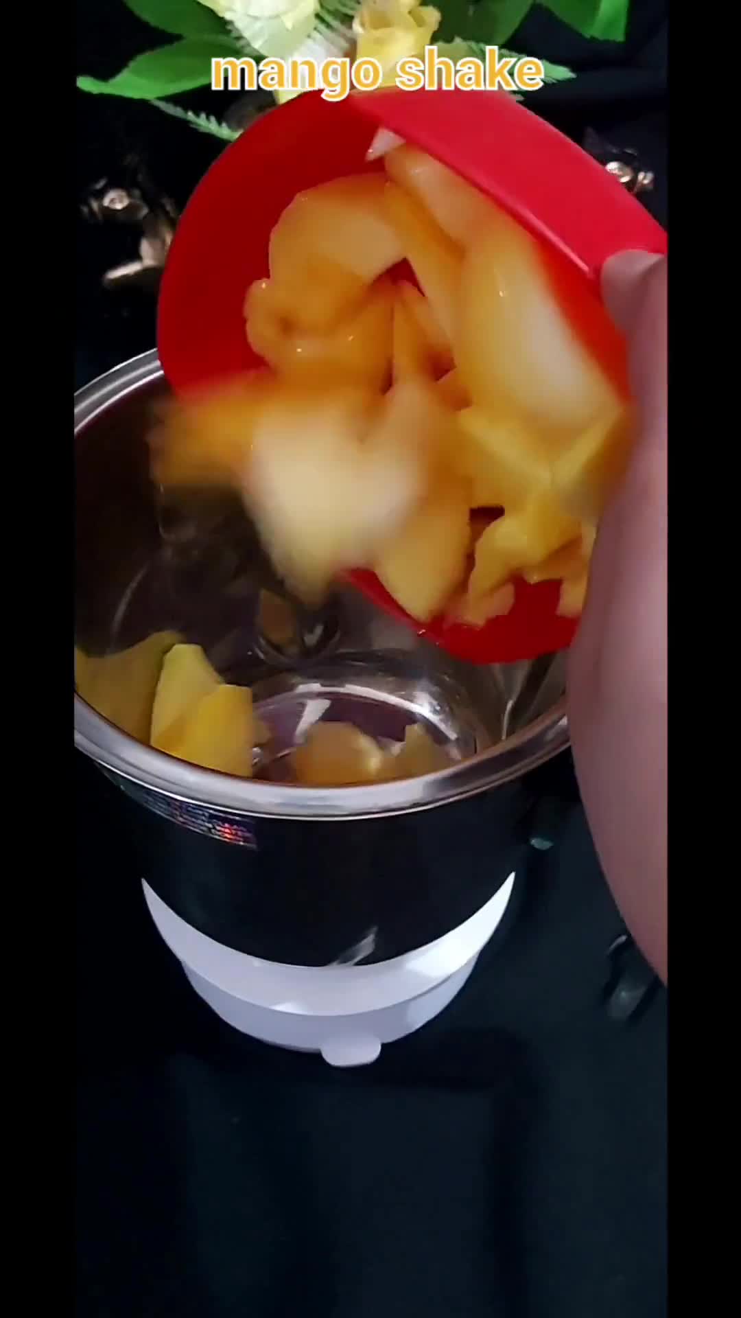 मैंगो मिल्कशेक(mango milkshake recipe in hindi) रेसिपी चरण 1 फोटो