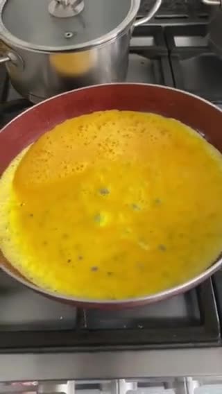 Foto del paso 4 de la receta: Tortilla de huevo con cebolla blanca