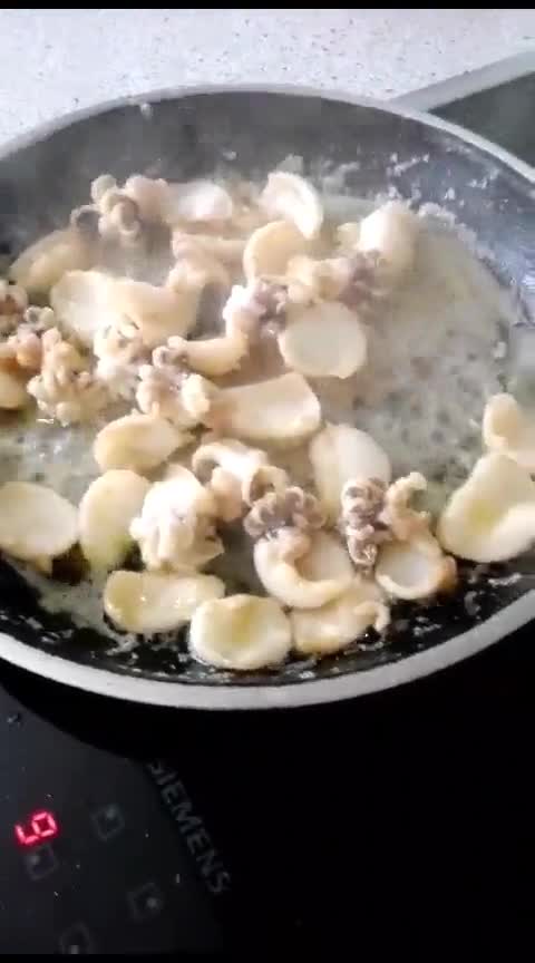 Foto del paso 3 de la receta: Calamares flambeados en ensalada multicolor