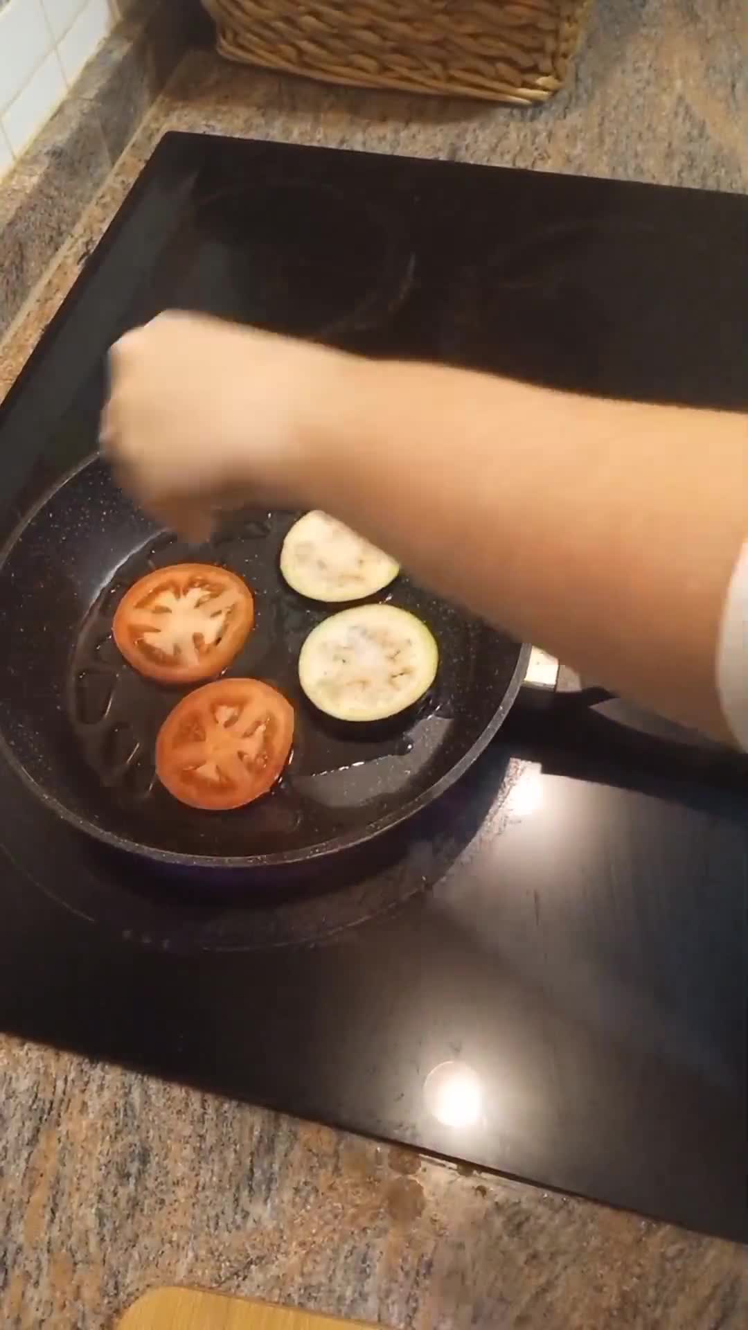 Foto del paso 1 de la receta: Ensalada de berenjena y tomate 🍆🍅