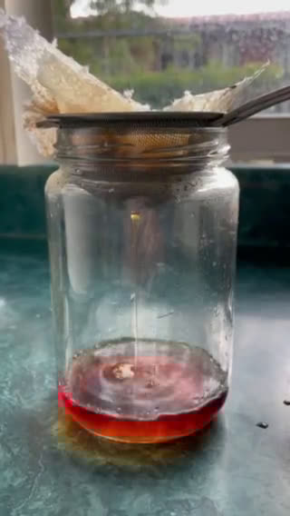 Foto del paso 2 de la receta: Cold brew iced latte de coco (o café hecho en frío con leche y hielos)