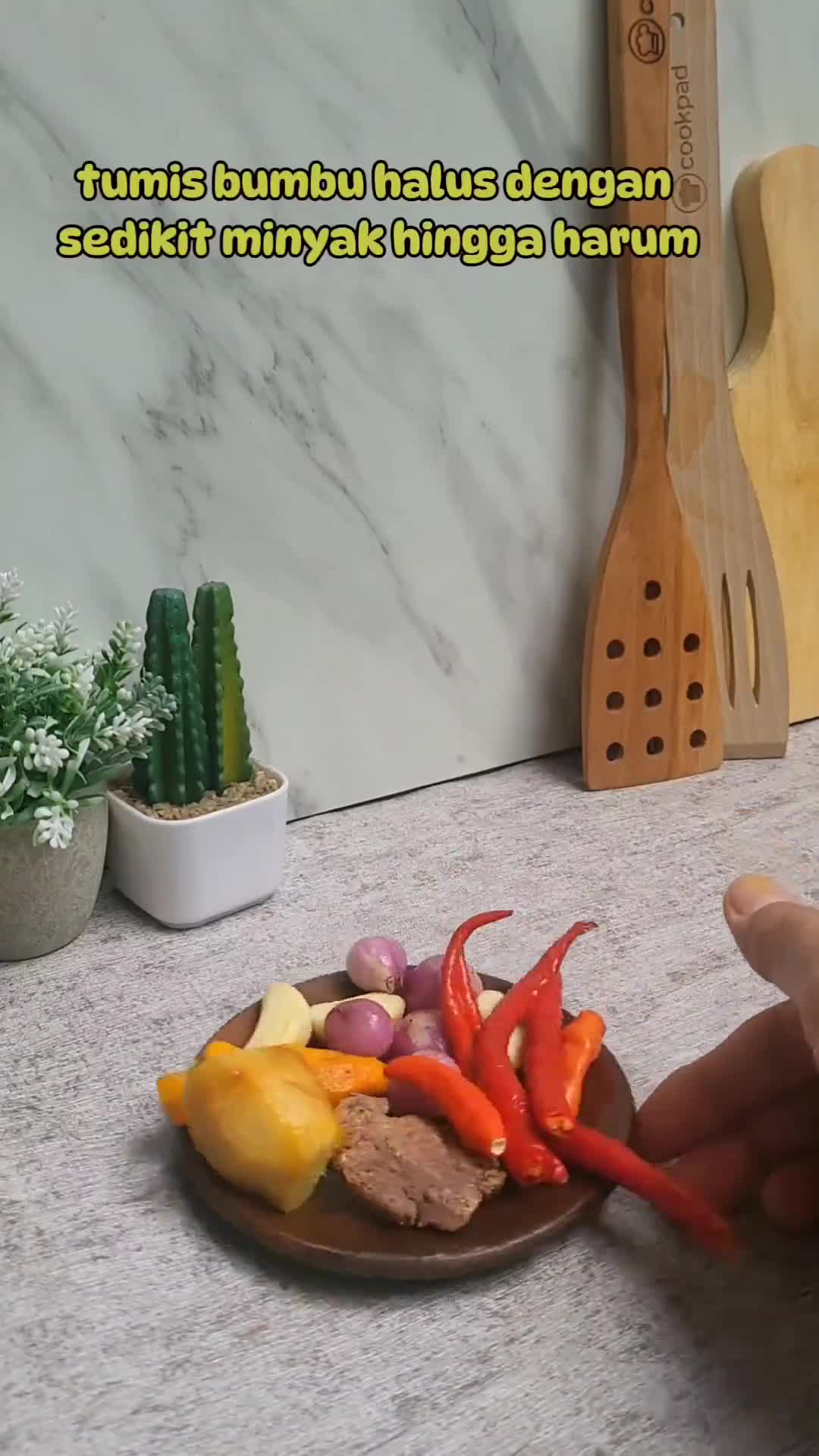 Foto langkah ke 2 dari resep Ayam Lempah Kuning Daun Kedondong.