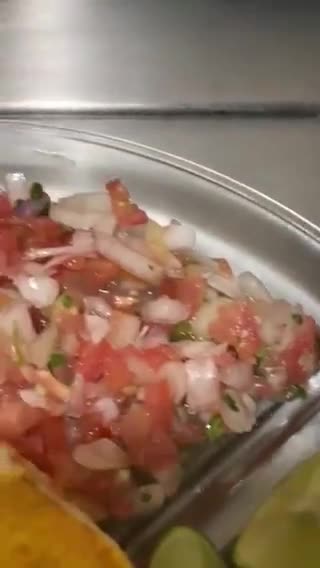 Foto del paso 3 de la receta: Huevos estrellados 🍳 ahogados en salsa de jitomate 🥫