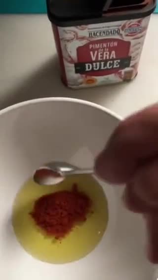 Foto del paso 8 de la receta: Hojaldre de pimientos asados al ajillo, setas y quesos, con top de pimentón dulce y chía