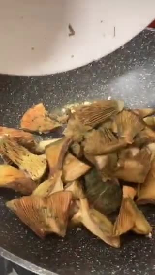Foto del paso 3 de la receta: Revuelto de setas con jamón y un ajo