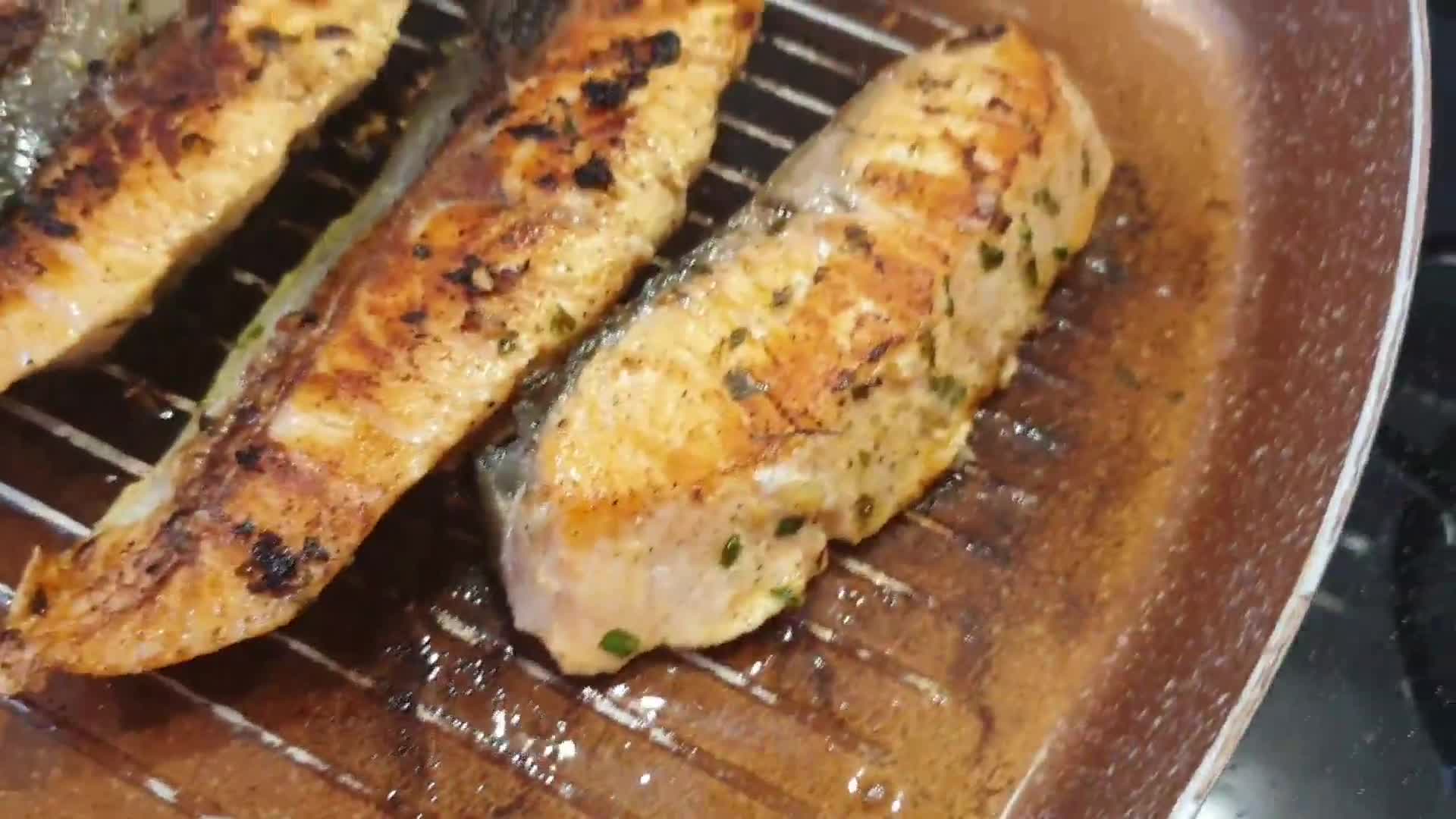 Foto del paso 4 de la receta: Salmón al curry con brócoli salteado