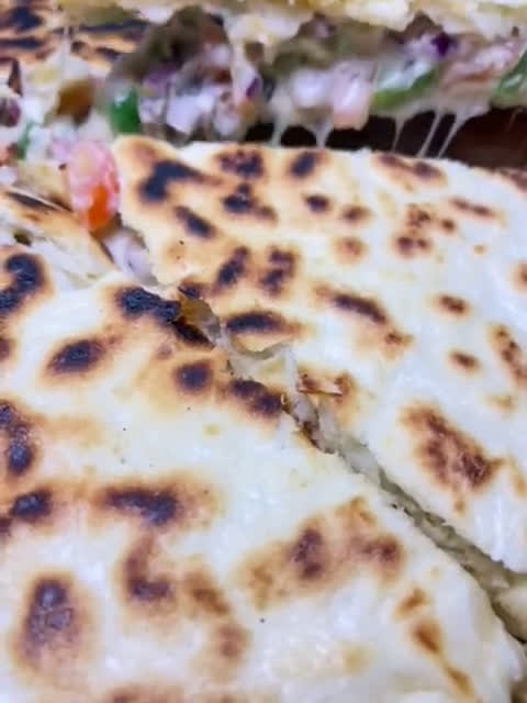صورة لخطوة 1 من وصفة فطيره بالجبنه والخضار سهله وسريعه على الصاج