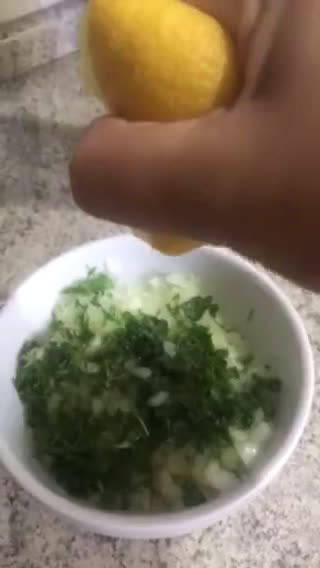 Foto del paso 2 de la receta: Salsa verde chilena