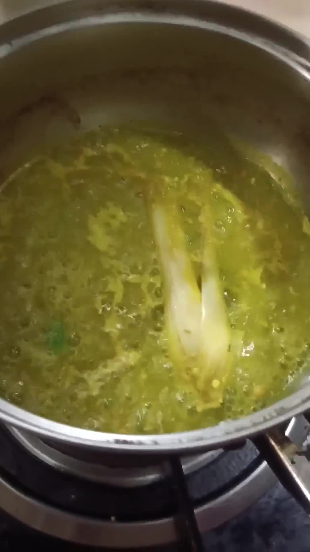 Gambar langkah 2 resipi 8:7:24 - Masak lemak kuning daging salai & kacang buncis.