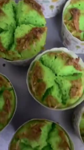 Gambar langkah 8 resipi Muffin Pandan Santan.