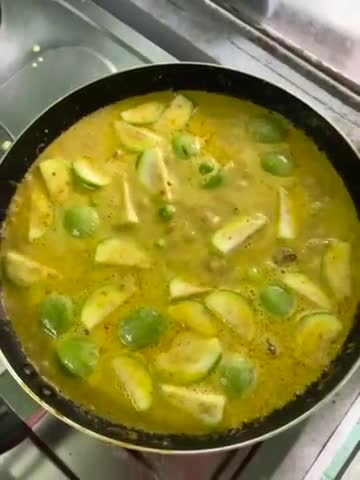 รูปขั้นตอนการทำที่ 2 ของ แกงเผ็ดไก่ใส่มะเขือ