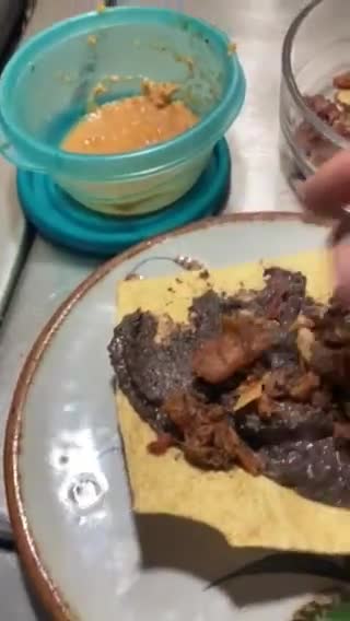 Foto del paso 2 de la receta: Tostadas con frijoles negros fritos en manteca de Puerco 🐷