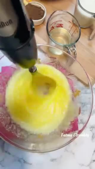 صورة لخطوة 2 من وصفة كيكة الشكولاته بصوص الشكولاته الغني