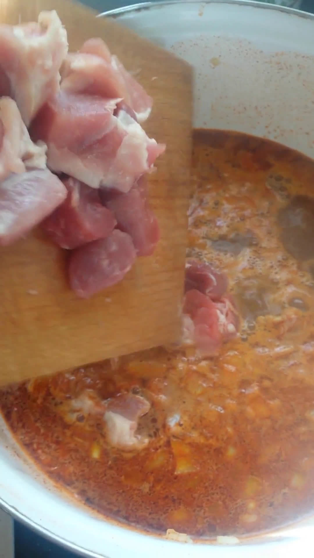 Vaddisznópörkölt nokedlival és döglesztett salátával 😊 recept fázis 2 fotója