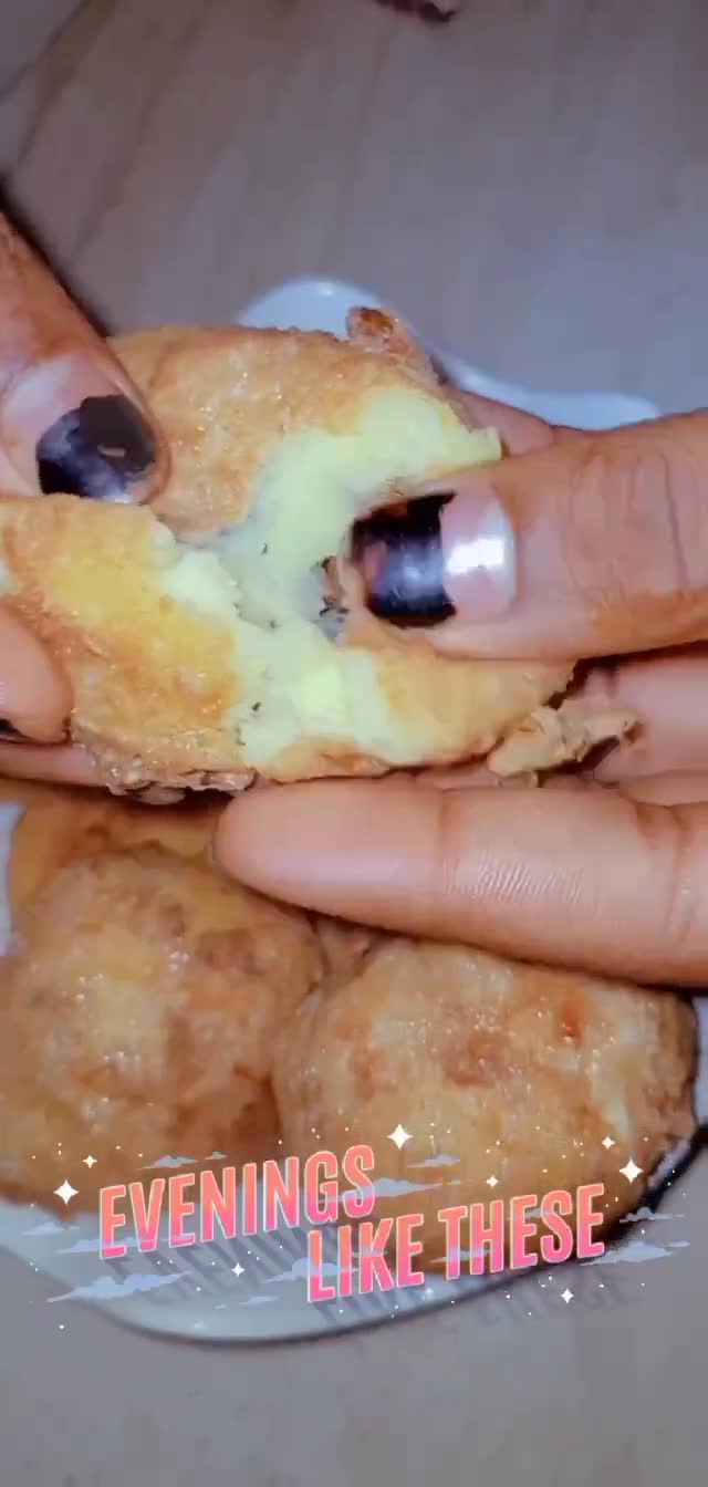 A picture of step 4 of CRISPY POTATO BALLS 😋😋😋.
